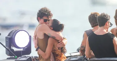 Imagem ilustrativa da imagem Vídeo: Bruna Marquezine canta 'Chupa Toda' para Shawn Mendes