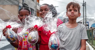 Imagem ilustrativa da imagem Ação de Páscoa distribui mais de 900 caixas de chocolate no Cabula