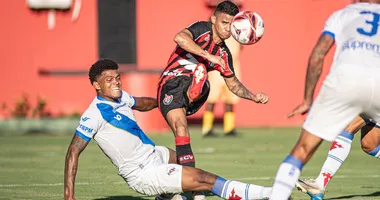 Imagem ilustrativa da imagem "Agora é semifinal", dispara atacante do Vitória após vencer o Galícia