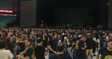 Imagem ilustrativa da imagem Água R$ 10 e cerveja R$ 18; veja preços das bebidas em show do Guns