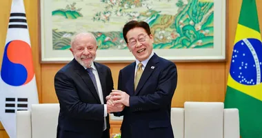 Imagem ilustrativa da imagem Assista: Lula ganha luva exclusiva com quatro dedos