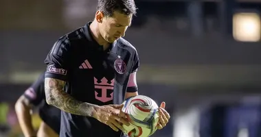 Imagem ilustrativa da imagem Assista: Messi é derrubado por segurança dentro de campo