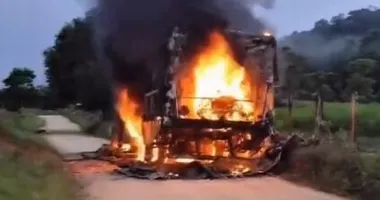 Imagem ilustrativa da imagem Assista: ônibus escolar pega fogo enquanto buscava alunos na Bahia