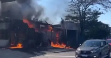 Imagem ilustrativa da imagem Avião cai sobre restaurante e deixa três mortos