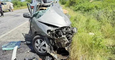 Imagem ilustrativa da imagem Batida entre carro e carreta deixa duas pessoas mortas na BR-242