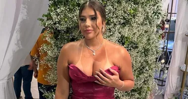 Imagem ilustrativa da imagem Blogueira causa polêmica com vestido decotado e marquinha em casamento