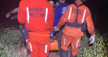 Imagem ilustrativa da imagem Bombeiros resgatam corpo em área de difícil acesso