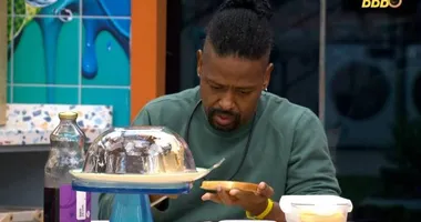 Imagem ilustrativa da imagem Boneco faz moqueca diferentona no BBB; assista