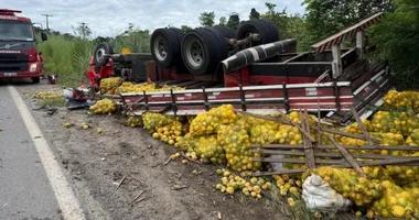 Imagem ilustrativa da imagem Caminhão cheio maracujá tomba e motorista fica preso nas ferragens