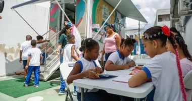 Imagem ilustrativa da imagem Caminhão literário leva leitura e educação ambiental a estudantes