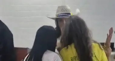 Imagem ilustrativa da imagem Candidatas batem boca durante chegada de Flávio Bolsonaro na Bahia