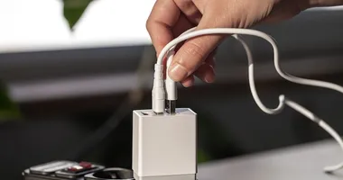 Imagem ilustrativa da imagem Carregador na tomada sem usar? Hábito pode trazer risco em casa