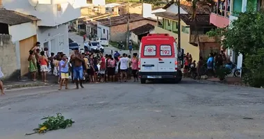Imagem ilustrativa da imagem Carro invade garagem e mata avó e neto na Bahia; motorista fugiu