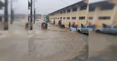 Imagem ilustrativa da imagem Chuva forte causa enchente e famílias ficam desabrigadas na Bahia