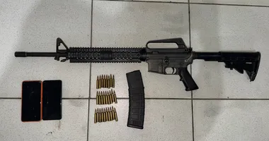 Imagem ilustrativa da imagem Dupla perde material bélico ao bater de frente com PC e PM na Bahia