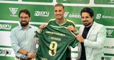 Imagem ilustrativa da imagem Em Feira de Santana, Thiago Galhardo revela treta com Rogério Ceni