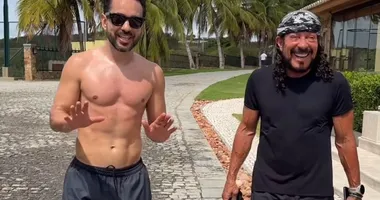 Imagem ilustrativa da imagem Everton Ribeiro treina com Bell Marques e brinca: “Uma flecha”