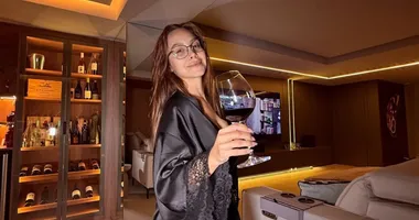 Imagem ilustrativa da imagem Ex-BBB surge de fio-dental e exibe bumbum avantajado; confira