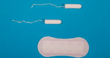 Imagem ilustrativa da imagem Falta de absorvente impede adolescentes de irem à escola, diz pesquisa