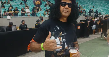 Imagem ilustrativa da imagem Fantasia de Slash, pai e filho: baianos curtem show de Guns N' Roses