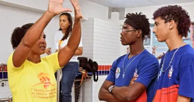 Imagem ilustrativa da imagem Festival gratuito de vôlei agita praia em Salvador neste sábado