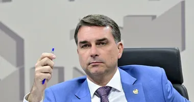 Imagem ilustrativa da imagem Flávio Bolsonaro pode perder mandato por relação com Vorcaro