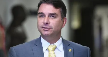 Imagem ilustrativa da imagem Flávio Bolsonaro: veja números dos 23 anos de carreira política
