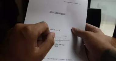 Imagem ilustrativa da imagem Funcionário é demitido por colocar atestado de 2 dias e ir à praia