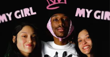 Imagem ilustrativa da imagem Gêmeas assumem trisal com o mesmo namorado e dividem rotina amorosa