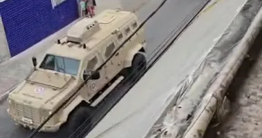 Imagem ilustrativa da imagem Guerra entre facções faz PM acionar o Caveirão em Salvador; assista