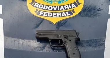 Imagem ilustrativa da imagem Homem é preso após apontar arma falsa para casal na BR-324
