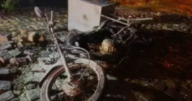 Imagem ilustrativa da imagem Homem é preso após incendiar moto de entregador por ciúmes na Bahia