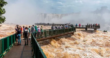 Imagem ilustrativa da imagem Homem ergue bebê sobre grade na Garganta do Diabo e web não perdoa