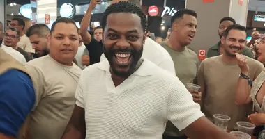 Imagem ilustrativa da imagem Influenciadores se jogam na sofrência em pocket show de Pablo