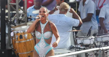 Imagem ilustrativa da imagem Ivete aparece pela primeira vez após passar por cirurgia no rosto