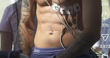 Imagem ilustrativa da imagem Jogador do Vitória surge com piercing no umbigo e internet reage; veja