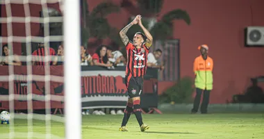 Imagem ilustrativa da imagem Leão da Barra ruge no Barradão e entra no Top 10 da Série A