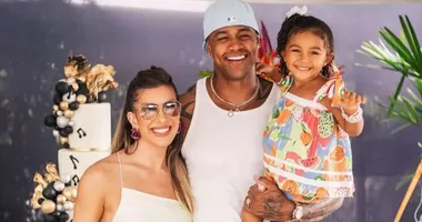 Imagem ilustrativa da imagem Liz, filha de Leo Santana, rouba a cena ao arrumar roupas do irmão