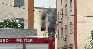 Imagem ilustrativa da imagem Moradora relata pânico em incêndio no Stiep: "Chão desabou"