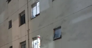 Imagem ilustrativa da imagem Mulher pula do terceiro andar com filha no colo para fugir de agressor