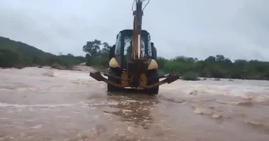 Imagem ilustrativa da imagem Mulher usa retroescavadeira como veículo para ir a hospital na Bahia