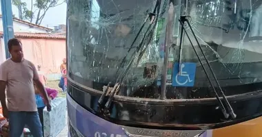 Imagem ilustrativa da imagem Ônibus invade rodoviária e causa tragédia com mortos na Bahia