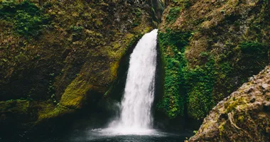 Imagem ilustrativa da imagem Pedra despenca de cachoeira e mata mulher em cidade do interior