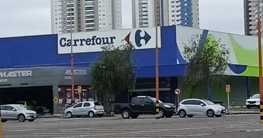 Imagem ilustrativa da imagem Peladão causa caos em mercado, bafa produtos e acaba preso após fuga