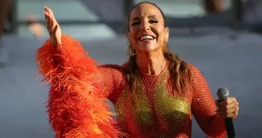 Imagem ilustrativa da imagem Romance no ar: saiba quem é empresário visto de mãos dadas com Ivete