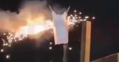 Imagem ilustrativa da imagem Tá carregado? Figurino de Henri Castelli pega fogo durante espetáculo