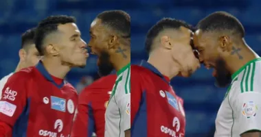 Imagem ilustrativa da imagem Tática? Zagueiro tenta beijar atacante adversário durante discussão