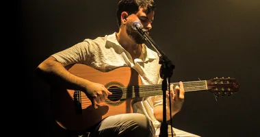 Imagem ilustrativa da imagem Teatro Gamboa recebe shows e homenagens a Djavan e Chico Buarque