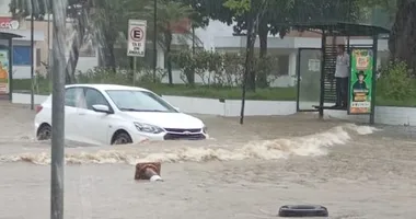 Imagem ilustrativa da imagem Temporal provoca alagamentos e causa transtornos em Ipiaú; confira
