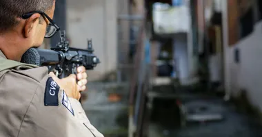 Imagem ilustrativa da imagem Um baleado e três presos: Calçada tem noite caótica durante paredão